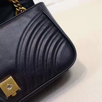 2021 новата луксозна марка за чанти и за жени . Качествена кожена чанта на рамото. Чанта през рамо във формата на сърце.