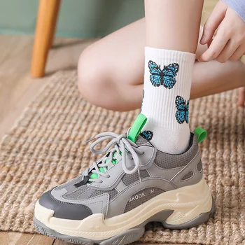 Японски и корейски тенденция дамски памучни чорапи Harajuku Color Butterfly Autumn and Winter Street Shooting Tube Socks